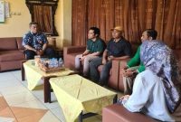 Kepala Disperinaker Bangkalan, Jemmi Tria Sukmana, mendampingi proses pemulangan pekerja migran asal Desa Lantek Timur, Kecamatan Galis, yang dideportasi dari Malaysia. (Foto Dok Ho/RadarBangsa.co.id)