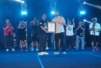 Bupati Bangkalan Lukman Hakim menerima penghargaan MURI atas rekor penggunaan gelang LED terbanyak dalam ajang Maduruns Gim 2025. (Foto Dok Ho/RadarBangsa.co.id)