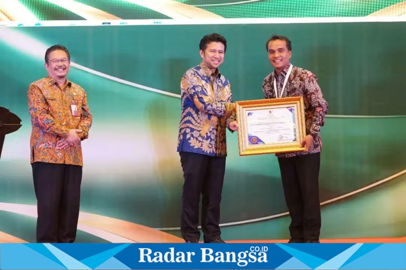 Bupati Bangkalan Lukman Hakim saat menerima tiga penghargaan INOTEK Award 2025 di Surabaya. (Foto Dok Ho/RadarBangsa.co.id)
