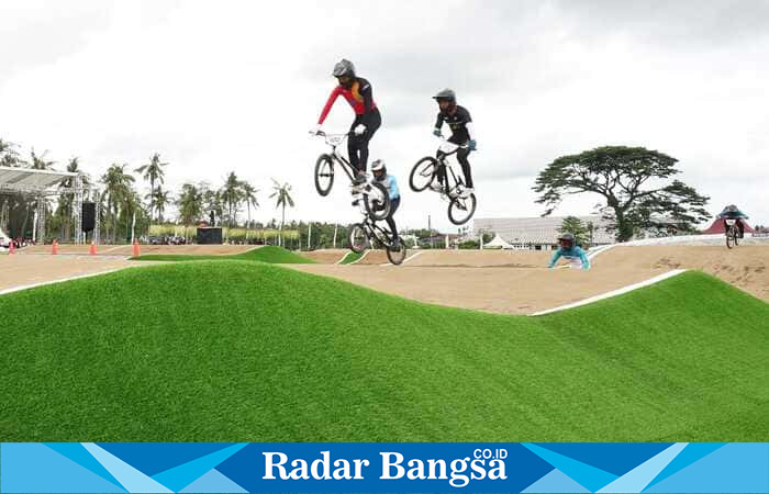 Aksi rider BMX di Sirkuit Muncar Banyuwangi pada gelaran Banyuwangi BMX Supercross 2025. (Foto Dok Ho/RadarBangsa.co.id)