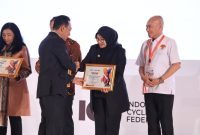 Bupati Banyuwangi Ipuk Fiestiandani menerima penghargaan dari Ketua Umum PB ISSI sekaligus Kapolri Jenderal Listyo Sigit Prabowo pada Munas Indonesia Cycling Federation (ICF) di Jakarta, Kamis (30/10/2025). (Foto Dok Ho/RadarBangsa.co.id)