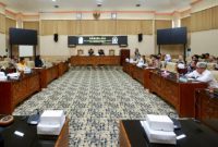 Bupati Banyuwangi Ipuk Fiestiandani saat menerima paparan rencana pembentukan Dana Abadi Daerah (DAD) dari jajaran BPKAD di Gedung DPRD Banyuwangi, Kamis (30/10/2025). (Foto Dok Ho/RadarBangsa.co.id)