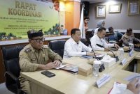Para pejabat dan perwakilan instansi mengikuti rapat koordinasi persiapan layanan penyeberangan Ketapang–Gilimanuk menjelang arus libur Nataru 2026 di Kantor ASDP Ketapang. (Foto Dok Ho/RadarBangsa.co.id)