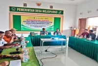 Camat Wungu Basudewo memberikan pemaparan materi dalam kegiatan bimbingan teknis peningkatan sinergi pemerintah desa dan BPD di Balai Desa Mojopurno, Kamis (6/10/2025). (Dok Foto Wito/RadarBangsa.co.id)
