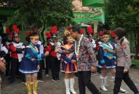 Bupati Bangkalan, Lukman Hakim, memberikan semangat kepada peserta Drumband Gita Suara Baga sebelum berangkat ke lomba tingkat Provinsi Jawa Timur. (Foto Dok Ho/RadarBangsa.co.id)