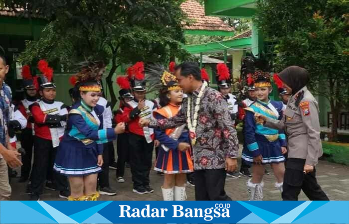 Bupati Bangkalan, Lukman Hakim, memberikan semangat kepada peserta Drumband Gita Suara Baga sebelum berangkat ke lomba tingkat Provinsi Jawa Timur. (Foto Dok Ho/RadarBangsa.co.id)
