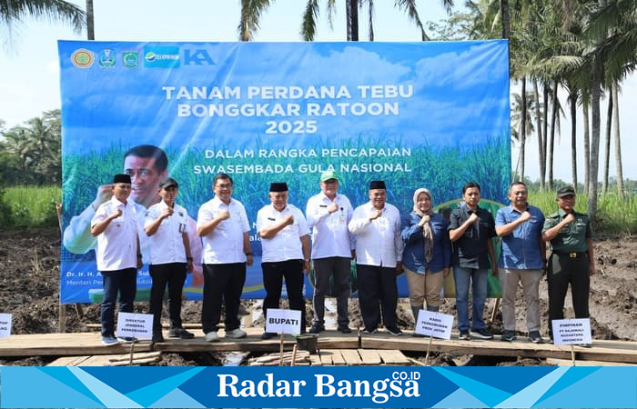 Bupati Malang Drs. H.M. Sanusi, M.M. menanam bibit tebu secara simbolis di Desa Sudimoro, Kecamatan Bululawang, Rabu (5/11) pagi. (Foto Dok Ho/RadarBangsa.co.id)