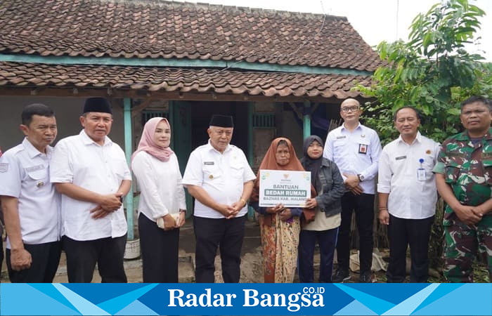 Bupati Malang Drs. HM Sanusi, MM (tengah) menyerahkan secara simbolis bantuan program Bedah Rumah kepada warga Dusun Sido Makmur, Desa Brongkal, Kecamatan Pagelaran, Rabu (5/11) siang (Foto Dok Ho/RadarBangsa.co.id)