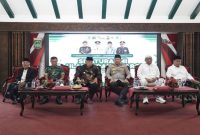 Bupati Malang Drs. HM Sanusi, MM berbincang dengan para ulama dalam acara Silaturahmi Ulama dan Umaro’ di Pendopo Agung Kabupaten Malang. (Foto Dok Ho/RadarBangsa.co.id)