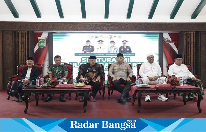 Bupati Malang Drs. HM Sanusi, MM berbincang dengan para ulama dalam acara Silaturahmi Ulama dan Umaro’ di Pendopo Agung Kabupaten Malang. (Foto Dok Ho/RadarBangsa.co.id)