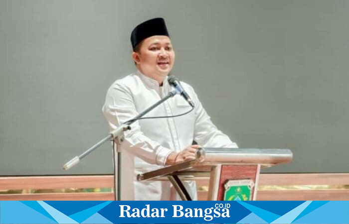 Bupati Pasuruan Rusdi Sutejo memberikan klarifikasi kepada media terkait viralnya curhatan guru SDN Mororejo II, Nur Aini, (Foto: Dok Ho/RadarBangsa.co.id)