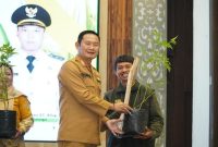 Bupati Lamongan Yuhronur Efendi menyerahkan bibit tanaman kepada petani dalam rangkaian kegiatan peningkatan kapasitas kelembagaan petani di Aula Gadjah Mada. (Foto Dok Ho/RadarBangsa.co.id) 