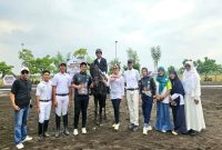 Rombongan peserta dan tamu acara CHAMPION Sidoarjo Challenge Show 2025 berfoto bersama Anggota DPD RI Lia Istifhama di area arena usai rangkaian kompetisi berlangsung. (Foto Dok Ho/RadarBangsa.co.id)