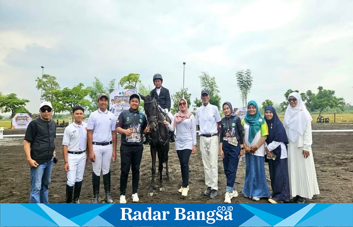 Rombongan peserta dan tamu acara CHAMPION Sidoarjo Challenge Show 2025 berfoto bersama Anggota DPD RI  Lia Istifhama di area arena usai rangkaian kompetisi berlangsung. (Foto Dok Ho/RadarBangsa.co.id)