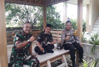 Camat Tikung bersama Kapolsek dan Danramil dalam kegiatan cangkrukan membahas situasi kamtibmas Kecamatan Tikung. (Foto Dok Ho/RadarBangsa.co.id)
