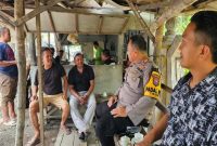 Kapolsek Tikung dan jajaran melaksanakan Cangkrukan Kamtibmas bersama warga di Warung Kopi LA Mania Pule, Bakalanpule. (Foto Dok Ho/RadarBangsa.co.id)