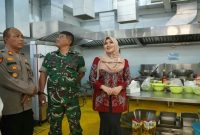 (Kiri) Anggota DPD RI Lia Istifhama saat meresmikan Dapur Sehat Bersama Gizi Negeri (BGN) di Surabaya, Sabtu (8/11/2025). (Foto Dok Ho/RadarBangsa.co.id)