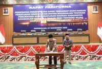 Wakil Bupati Moch. Fauzan Ja’far saat menghadiri Rapat Paripurna DPRD Bangkalan. (Foto Dok Ho/RadarBangsa.co.id)