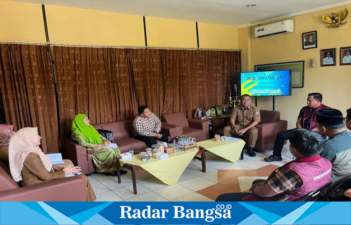 Petugas Disperinaker Bangkalan bersama organisasi pemuda mengikuti forum konsultasi publik terkait perluasan akses pelatihan kerja. (Foto Dok Ho/RadarBangsa.co.id)