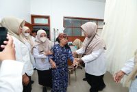 Bupati Banyuwangi Ipuk Fiestiandani meninjau layanan dokter spesialis di Puskesmas Mojopanggung, salah satu inovasi Pemkab Banyuwangi dalam memperkuat akses kesehatan masyarakat. (Foto Dok Ho/RadarBangsa.co.id)