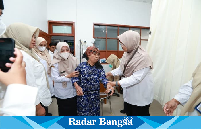 Bupati Banyuwangi Ipuk Fiestiandani meninjau layanan dokter spesialis di Puskesmas Mojopanggung, salah satu inovasi Pemkab Banyuwangi dalam memperkuat akses kesehatan masyarakat. (Foto Dok Ho/RadarBangsa.co.id)