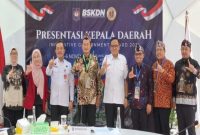 Bupati Lamongan Yuhronur Efendi (tengah) berfoto bersama jajaran pemerintah daerah usai mempresentasikan dua inovasi unggulan Lamongan dalam ajang Innovative Government Award (IGA) 2025 di Jakarta, Rabu (5/11/2025). (Foto Dok Ho/RadarBangsa.co.id)