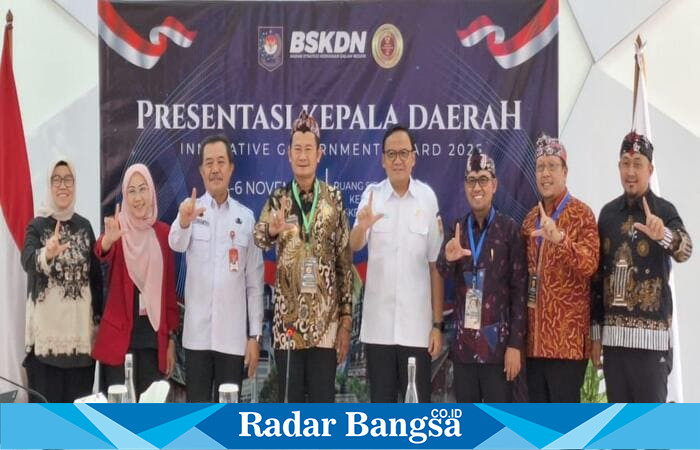 Bupati Lamongan Yuhronur Efendi (tengah) berfoto bersama jajaran pemerintah daerah usai mempresentasikan dua inovasi unggulan Lamongan dalam ajang Innovative Government Award (IGA) 2025 di Jakarta, Rabu (5/11/2025). (Foto Dok Ho/RadarBangsa.co.id)