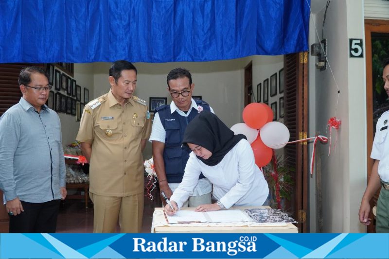 Bupati Lamongan Yuhronur Efendi menyaksikan penandatanganan kerja sama antara KDMP dan SPPG sebagai wujud integrasi dua program nasional di Kabupaten Lamongan. (Foto Dok Ho/RadarBangsa.co.id)