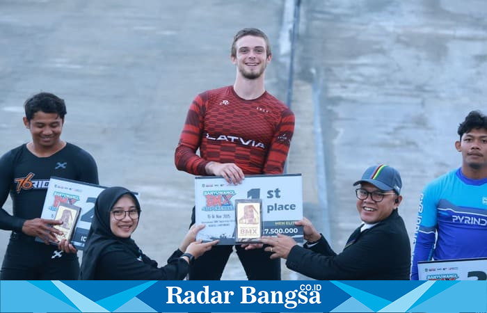 Bupati Banyuwangi Ipuk Fiestiandani menyerahkan hadiah kepada pemenang Banyuwangi BMX Supercross 2025 di Sirkuit BMX Muncar, disaksikan para atlet yang turut berlaga. (Foto Dok Ho/RadarBangsa.co.id)