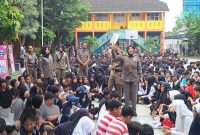 Petugas Satpol PP Bangkalan memberikan edukasi kedisiplinan kepada siswa SMPN 1 Bangkalan dalam program Satpol-PP Goes to School. (Foto Dok Ho/RadarBangsa.co.id)