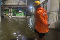 Petugas BPBD Kabupaten Pasuruan melakukan pendataan dan menyalurkan bantuan kepada warga terdampak banjir di enam kecamatan. (Foto Dok Ho/RadarBangsa.co.id)