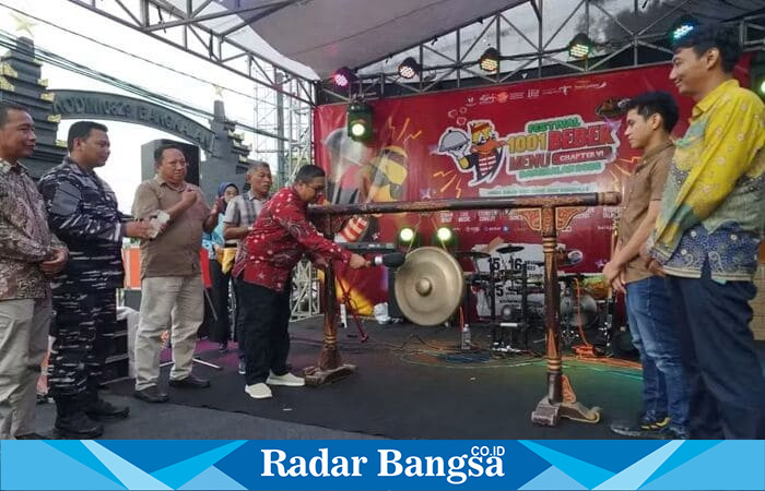 Pemerintah Kabupaten Bangkalan membuka Festival 1001 Menu Bebek Chapter 6 pada Sabtu (15/11). Acara dua hari ini dibuka Sekretaris Daerah Bangkalan, Ismet Effendi (Foto Dok Ho/RadarBangsa.co.id)