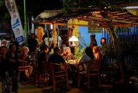 Suasana malam Festival Ngopi Sepuluh Ewu di Desa Kemiren, Banyuwangi, dengan warga dan wisatawan duduk lesehan menikmati kopi tradisional. (Foto Dok Ho/RadarBangsa.co.id)