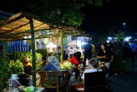 Warga dan pengunjung menikmati kopi hangat dalam Festival Ngopi Sepuluh Ewu 2025 di Desa Adat Kemiren, Banyuwangi, yang menjadi simbol kebersamaan masyarakat Osing. (Foto Dok Ho/RadarBangsa.co.id)