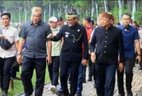 Bupati Probolinggo Mohammad Haris atau Gus Haris saat keliling dalam Grand Opening Festival Seven Lakes 2025 di Ranu Segaran, Kecamatan Tiris, Sabtu (8/11/2025).  (Foto Dok Ho/RadarBangsa.co.id)