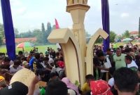 Gunungan wingko menjadi ikon Festival Gunungan Wingko di Babat, Lamongan. (Foto Dok Ho/RadarBangsa.co.id)
