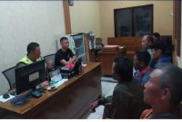 Warga mengamankan terduga pelaku pembegalan dan percobaan pemerkosaan dibawa ke Polsek Ngimbang, Lamongan. (Foto Dok Ho/RadarBangsa.co.id)