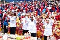 Wabup Malang Lathifah Shohib bersama anak-anak PAUD tampil ceria dalam Gebyar PAUD 2025 di New Wisata Wendit, Kecamatan Pakis. (Foto: Pemkab Malang/Ho RadarBangsa.co.id))