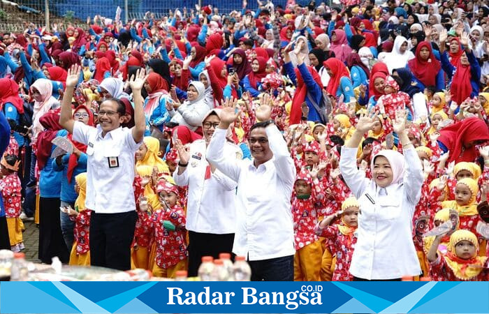 Wabup Malang Lathifah Shohib bersama anak-anak PAUD tampil ceria dalam Gebyar PAUD 2025 di New Wisata Wendit, Kecamatan Pakis. (Foto: Pemkab Malang/Ho RadarBangsa.co.id))