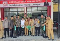 Camat Tikung H. Sujirman Sholeh, Kades Tambakrigadung Takim, dan Kapolsek Tikung AKP Anang Purwo Widodo melakukan pemotongan pita sebagai simbol resmi dibukanya gerai sembako Koperasi Desa Merah Putih Tambakrigadung, Senin (3/11/2025). (Foto Dok Ho/RadarBangsa.co.id)