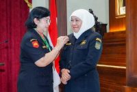 Gubernur Khofifah Indar Parawansa menerima pin kehormatan saat dikukuhkan sebagai Dewan Pembina Kehormatan Paguyuban Mas TRIP Jatim di Grahadi Surabaya (Foto Dok Ho/RadarBangsa.co.id)