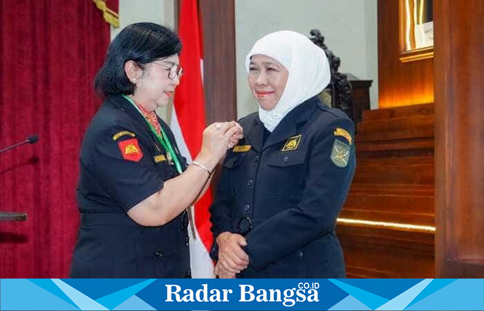 Gubernur Khofifah Indar Parawansa menerima pin kehormatan saat dikukuhkan sebagai Dewan Pembina Kehormatan Paguyuban Mas TRIP Jatim di Grahadi Surabaya (Foto Dok Ho/RadarBangsa.co.id)