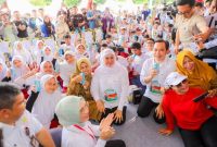 Gubernur Jawa Timur Khofifah Indar Parawansa minum susu bersama ratusan siswa SD di City Forest Sumbersari, Jember. (Foto Dok Ho/RadarBangsa.co.id)