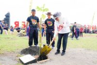 Gubernur Jatim Khofifah Indar Parawansa bersama jajaran TNI AL menanam 1.000 pohon dalam Inagurasi Pasmar 2 di Bumi Marinir Karangpilang, Surabaya, Sabtu (8/11).(Foto Dok Ho/RadarBangsa.co.id)