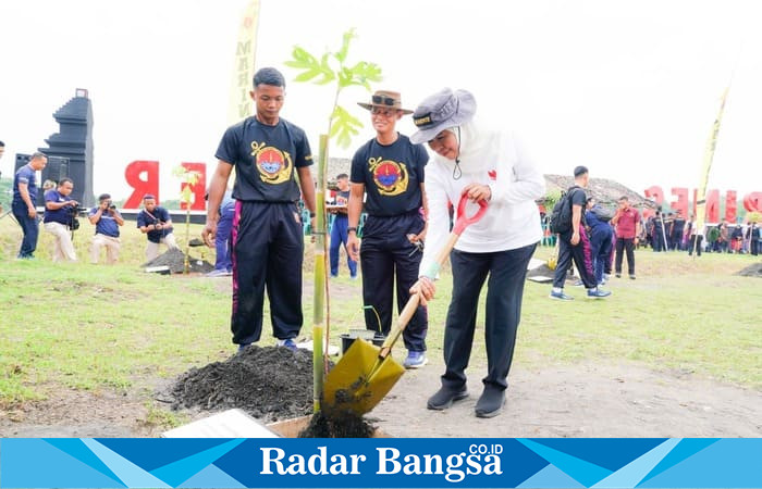Gubernur Jatim Khofifah Indar Parawansa bersama jajaran TNI AL menanam 1.000 pohon dalam Inagurasi Pasmar 2 di Bumi Marinir Karangpilang, Surabaya, Sabtu (8/11).(Foto Dok Ho/RadarBangsa.co.id)