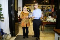 Gubernur Jawa Timur Khofifah Indar Parawansa memberikan cenderamata khas Jawa Timur kepada Plt. Menteri Urusan Muslim Singapura Muhammad Faishal Ibrahim di Singapura sebagai penutup program RISING Fellowship. (Foto Dok Ho/RadarBangsa.co.id)