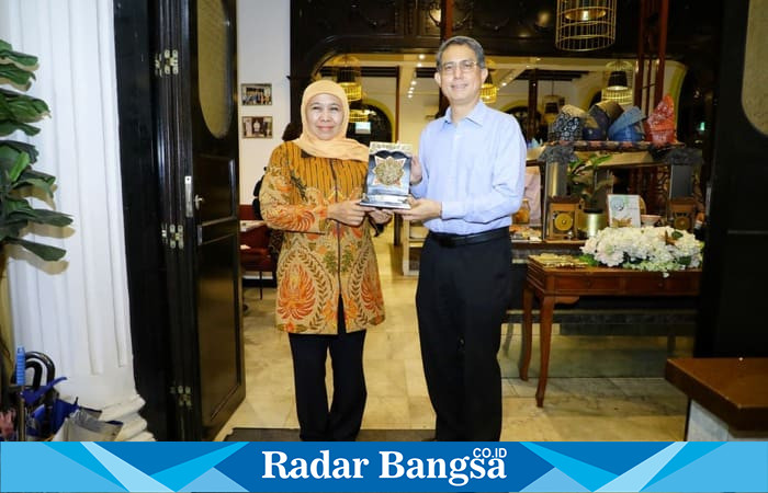 Gubernur Jawa Timur Khofifah Indar Parawansa memberikan cenderamata khas Jawa Timur kepada Plt. Menteri Urusan Muslim Singapura Muhammad Faishal Ibrahim di Singapura sebagai penutup program RISING Fellowship. (Foto Dok Ho/RadarBangsa.co.id)