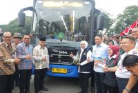 Gubernur Jawa Timur Khofifah Indar Parawansa saat meresmikan Trans Jatim Koridor 1 Malang Raya di Balai Kota Malang. (Foto Dok Ho/RadarBangsa.co.id)