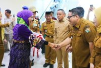 Gubernur Jawa Timur Khofifah Indar Parawansa disambut Gubernur Sulawesi Tenggara Andi Sumangerukka setibanya di Bandara Haluoleo Kendari, Selasa (18/11). (Foto Dok Ho/RadarBangsa.co.id)