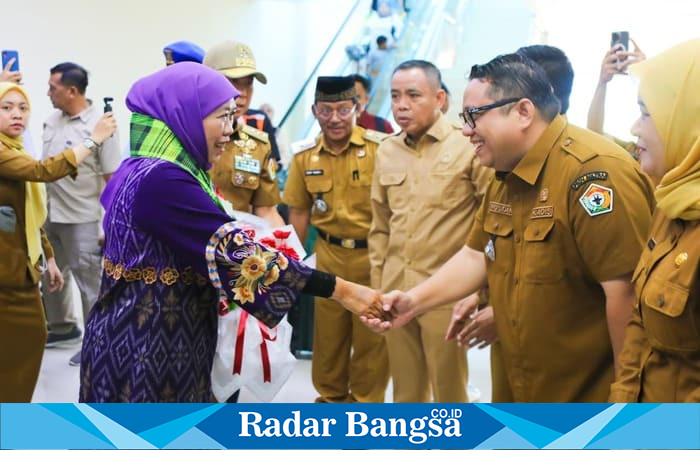 Gubernur Jawa Timur Khofifah Indar Parawansa disambut Gubernur Sulawesi Tenggara Andi Sumangerukka setibanya di Bandara Haluoleo Kendari, Selasa (18/11). (Foto Dok Ho/RadarBangsa.co.id)